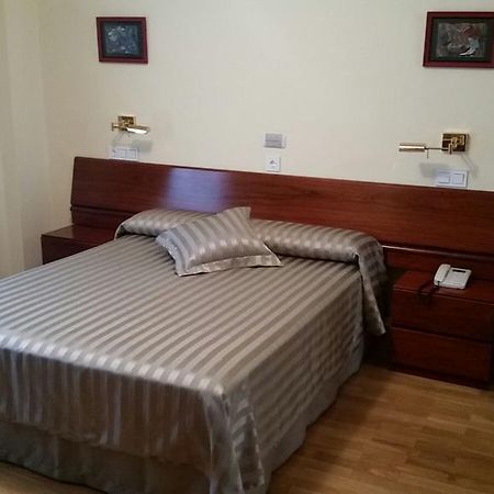 Hotel Isabel Бривиеска Екстериор снимка